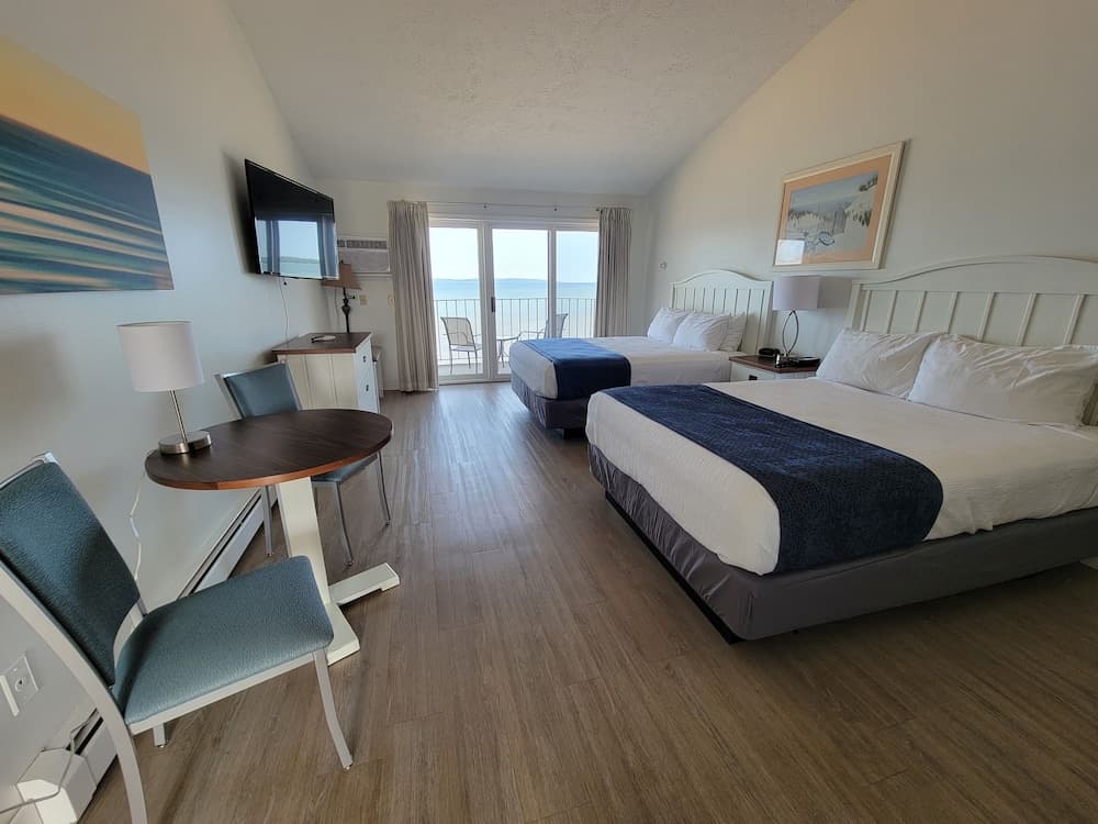 Pointes North Beachfront Hotel – 2 Person Spa Tub Studios