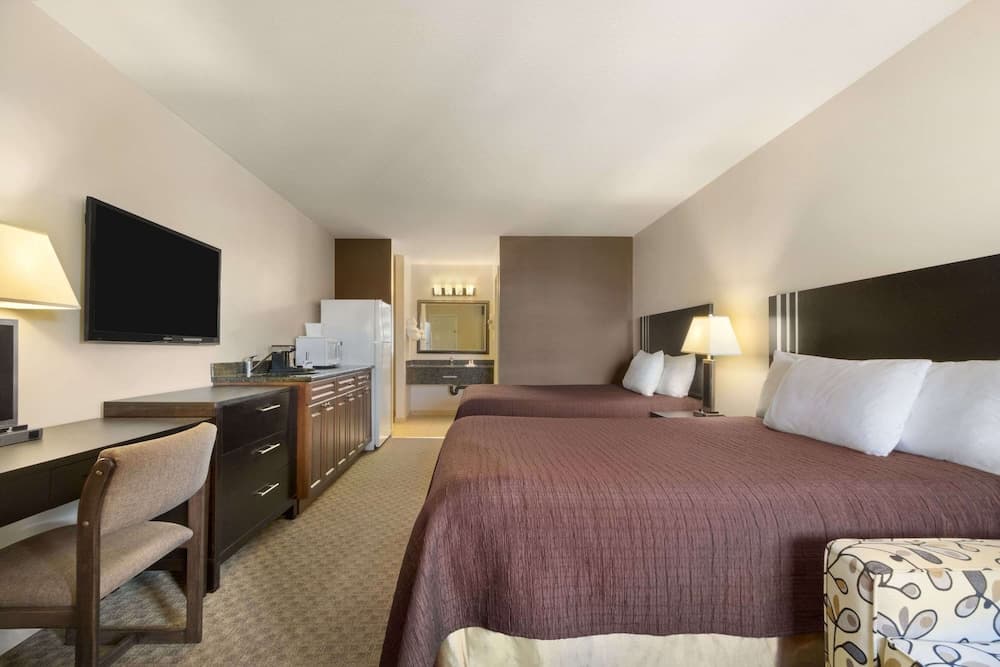 Travelodge by Wyndham Kamloops Mountview