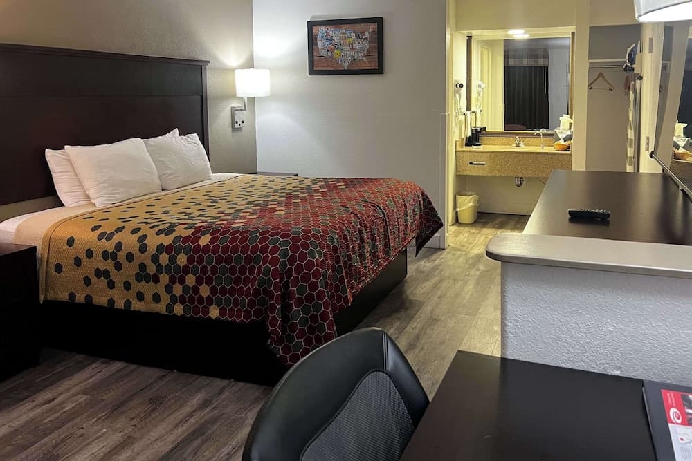 Econo Lodge Inn & Suites Macon North