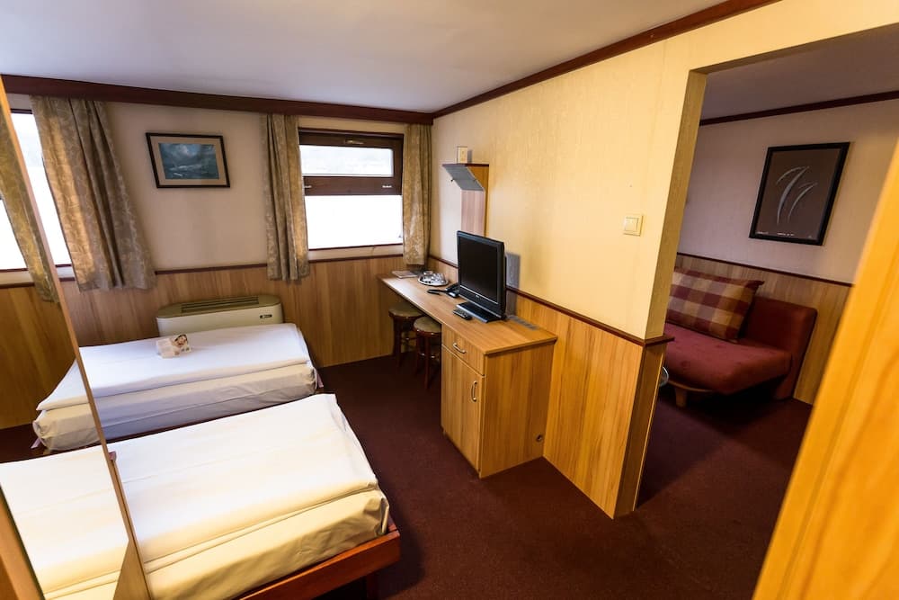 Fortuna Boat Hotel and Restaurant