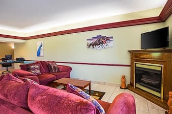 Econo Lodge Inn & Suites