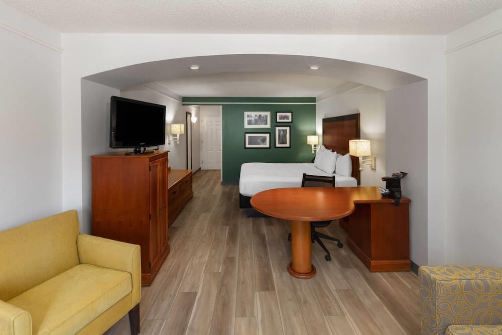 La Quinta Inn & Suites by Wyndham San Antonio Airport