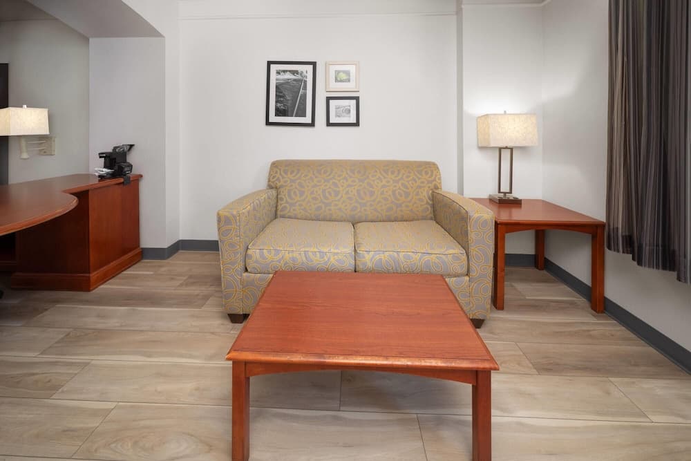 La Quinta Inn & Suites by Wyndham San Antonio Airport