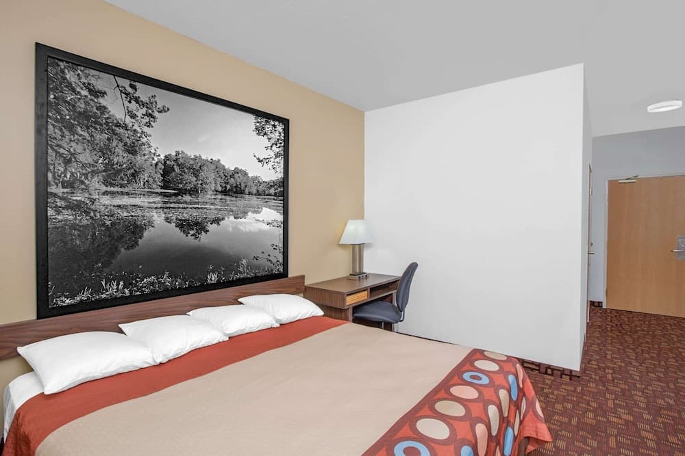 Super 8 by Wyndham Three Rivers