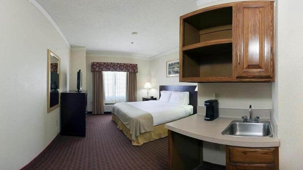 Holiday Inn Express & Suites Plainview by IHG