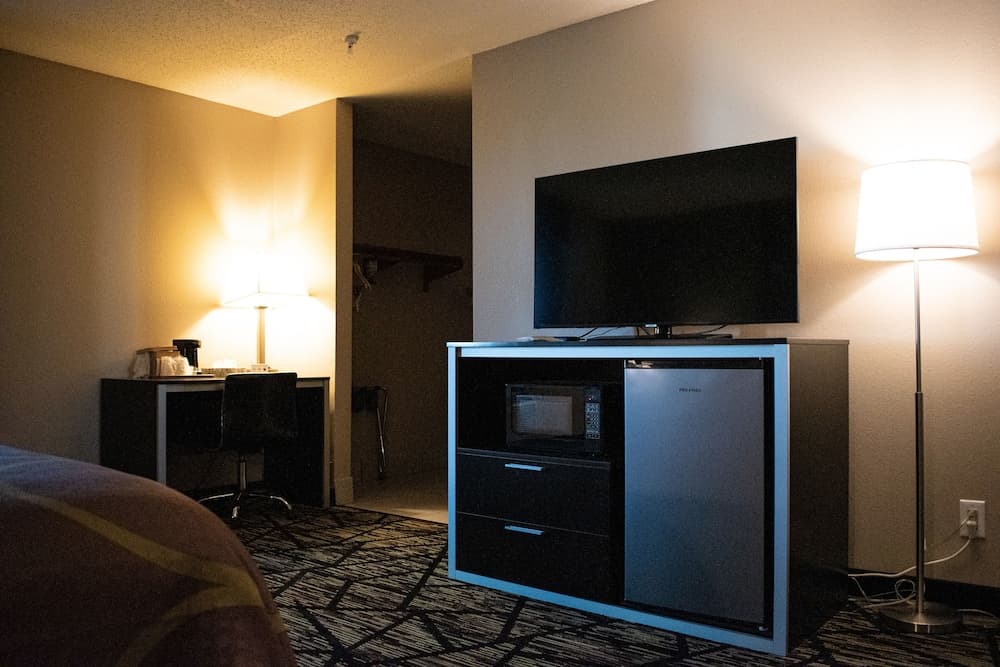 Super 8 by Wyndham Pratt