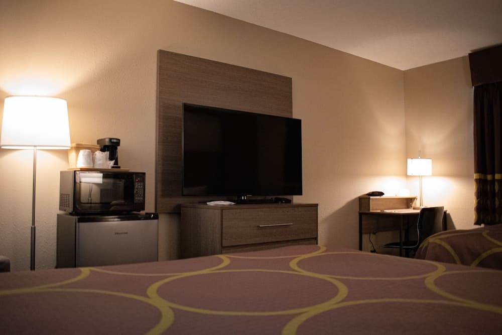 Super 8 by Wyndham Pratt