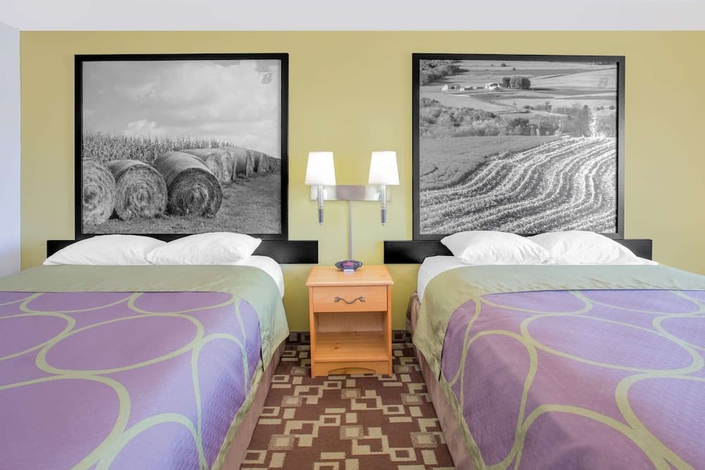 Super 8 by Wyndham Independence IA