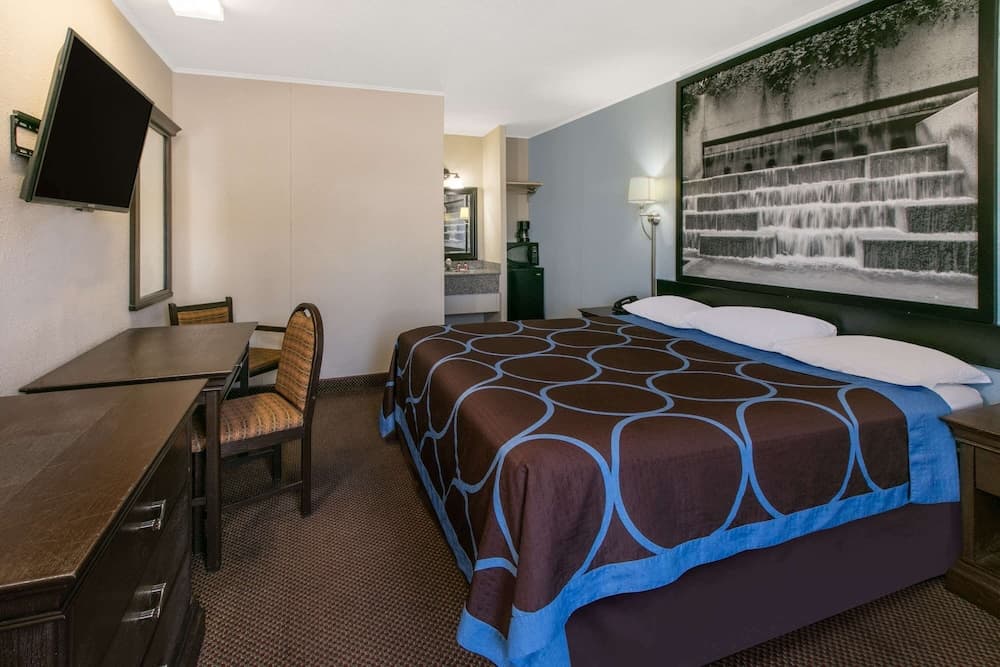 Super 8 by Wyndham Lubbock Civic Center North