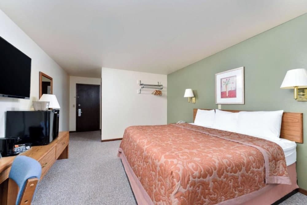 Love Hotels Staples by OYO at HWY 10 MN