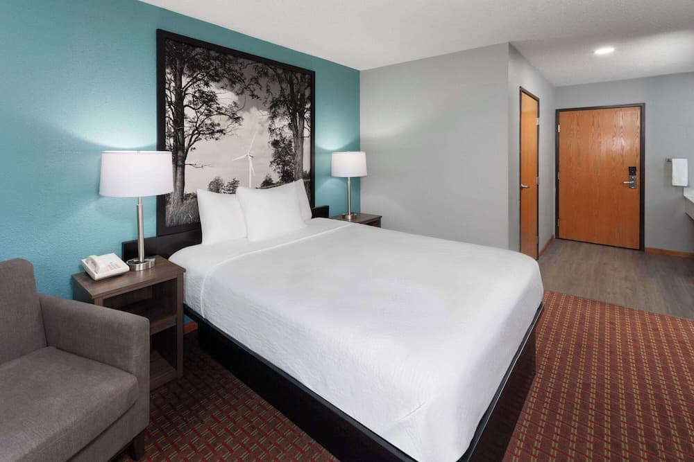 Super 8 by Wyndham McHenry/Fox Lake Area