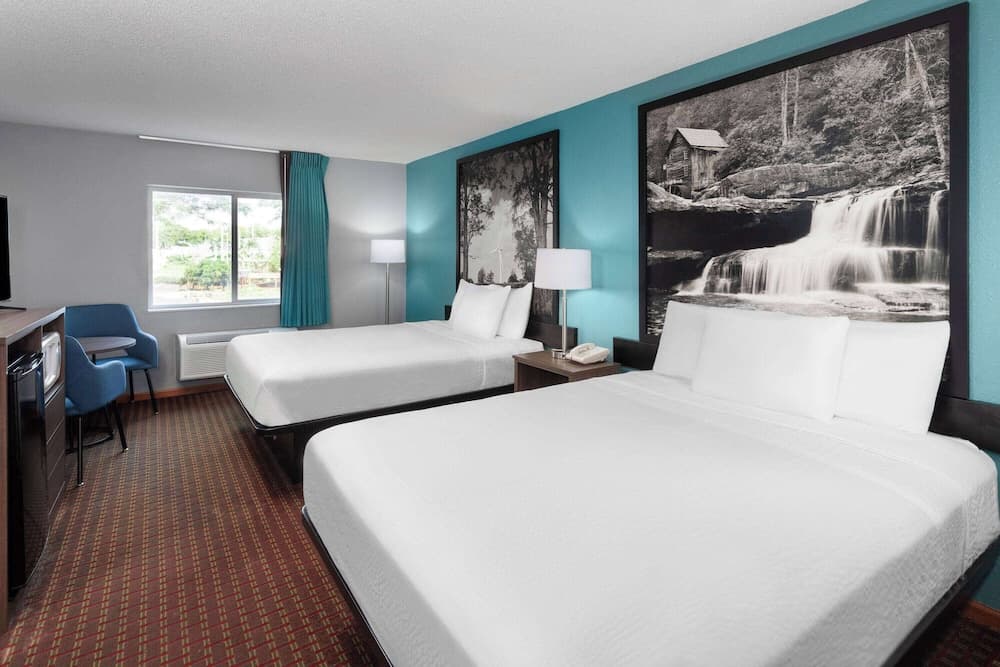 Super 8 by Wyndham McHenry/Fox Lake Area