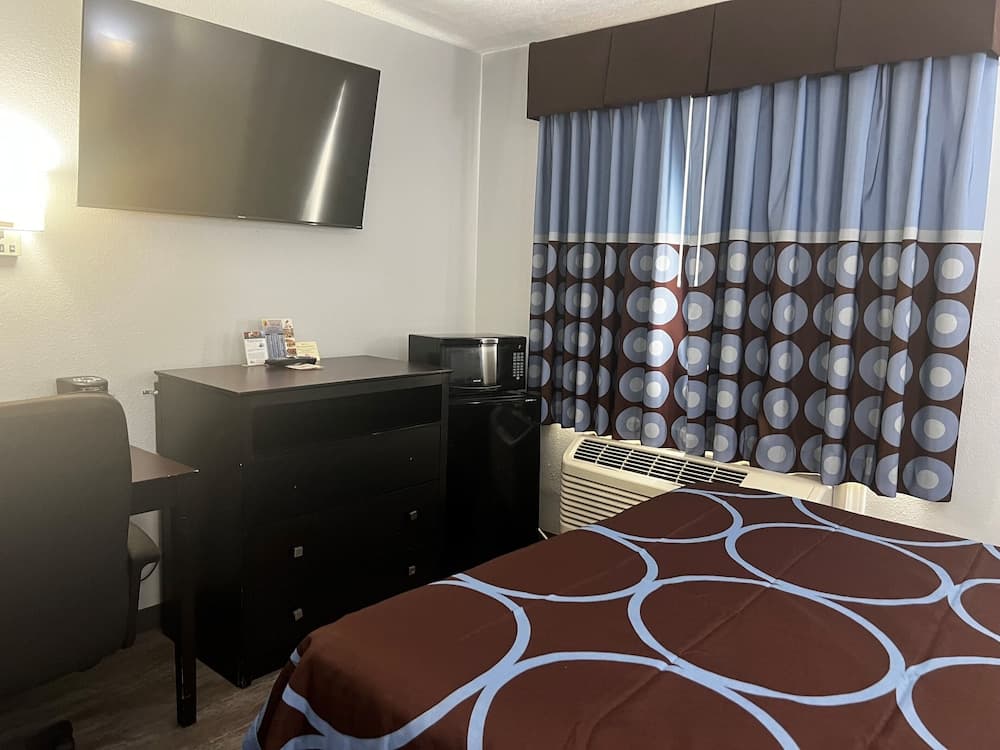 Super 8 by Wyndham Cleveland TX