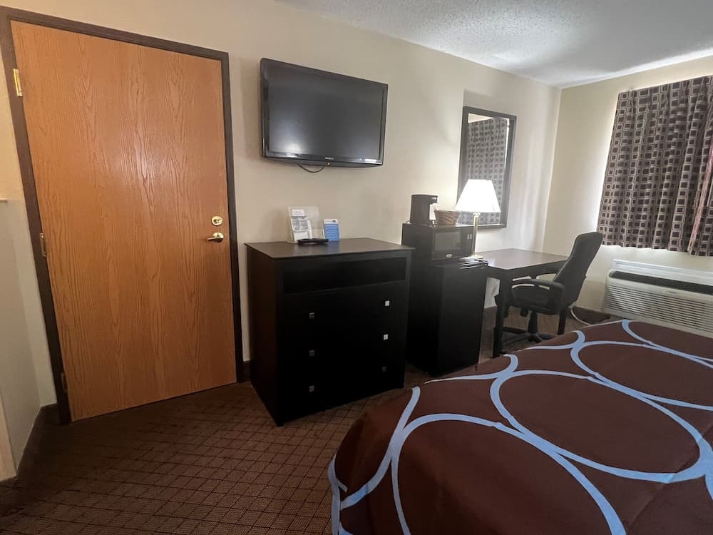 Super 8 by Wyndham Cleveland TX