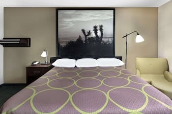 Super 8 by Wyndham Victoria/North/Mall Area