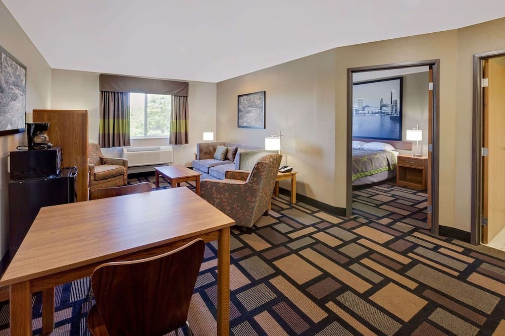 Super 8 by Wyndham Akron S/Green/Uniontown OH