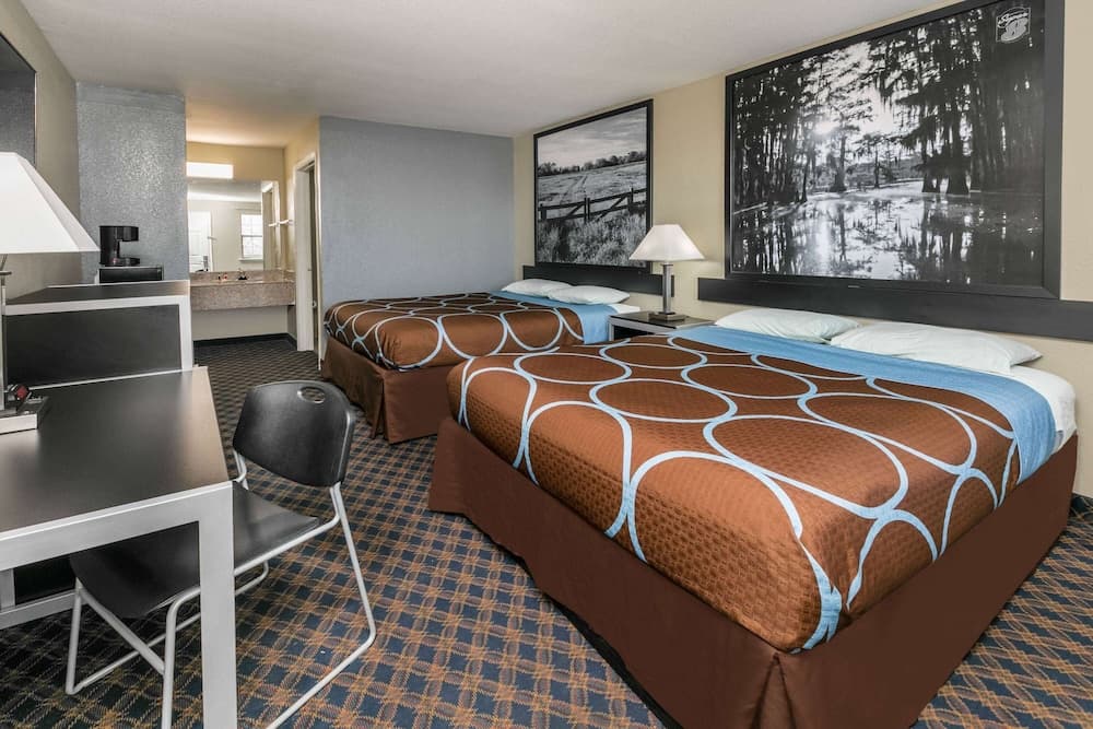 Super 8 by Wyndham Arlington Near AT&T Stadium