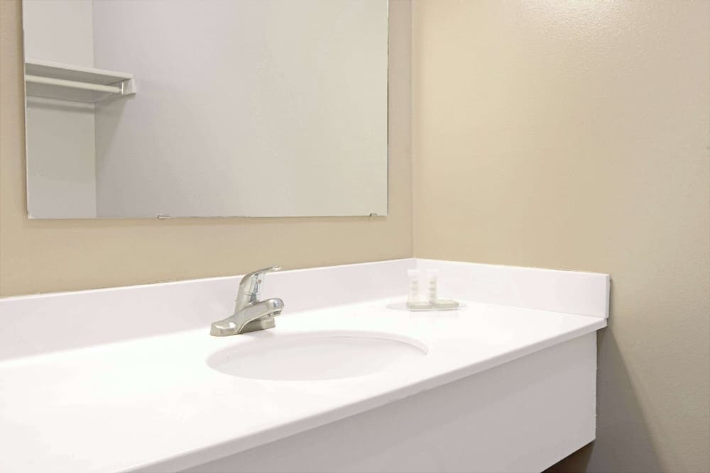 Super 8 by Wyndham Eureka/Six Flags Nearby