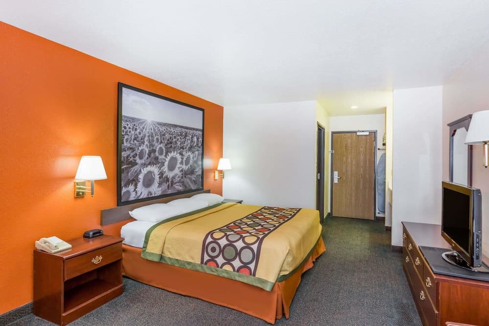 Super 8 by Wyndham Holton