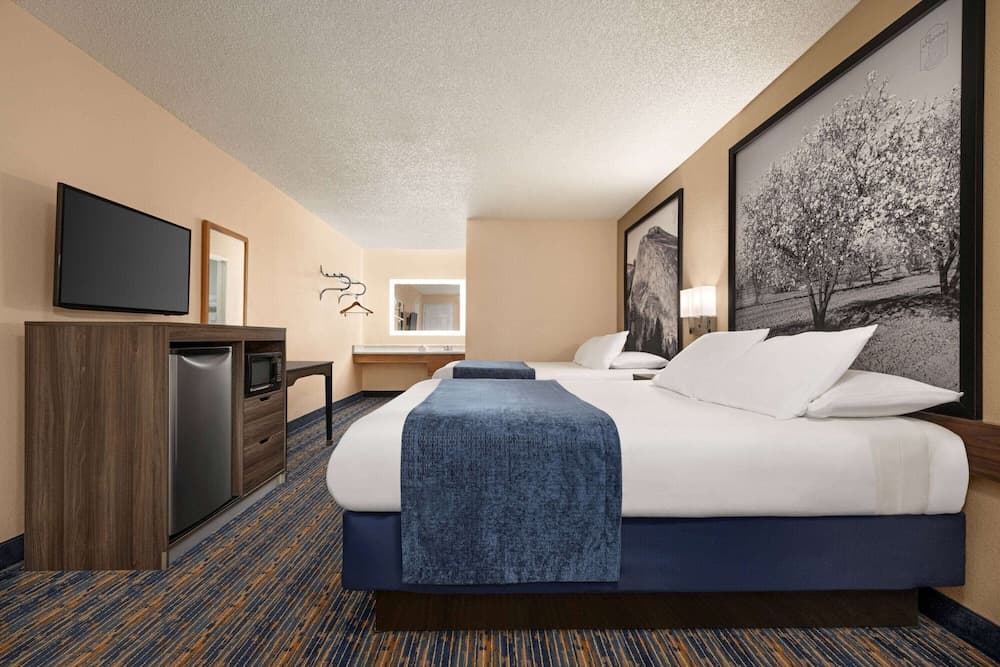 Super 8 by Wyndham Lindsay Olive Tree