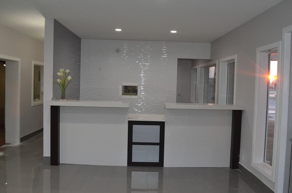 Econo Lodge Inn & Suites