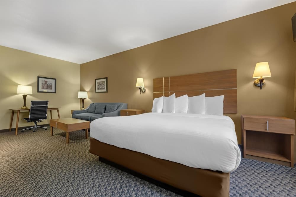 Best Western Plus Shamrock Inn & Suites