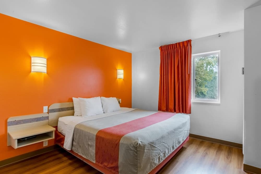 Motel 6 Baraboo, WI - Lake Delton