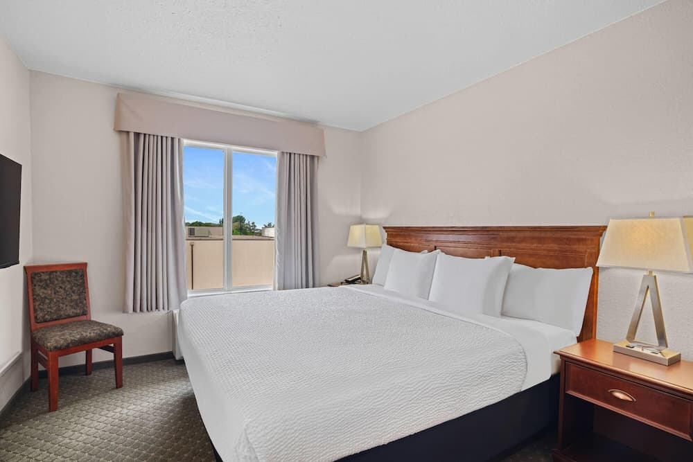 Days Inn & Suites by Wyndham Winkler