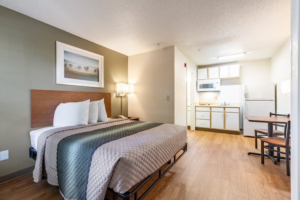 HomeTowne Studios by Red Roof Atlanta NE - Peachtree Corners