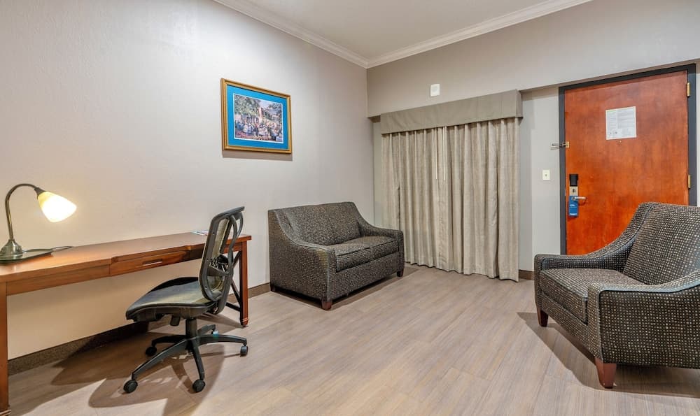 Wyndham Garden Hotel Baronne Plaza