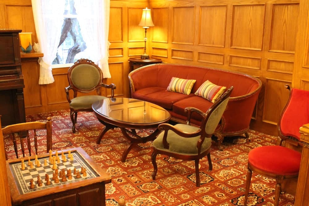 James Bay Inn Hotel & Suites