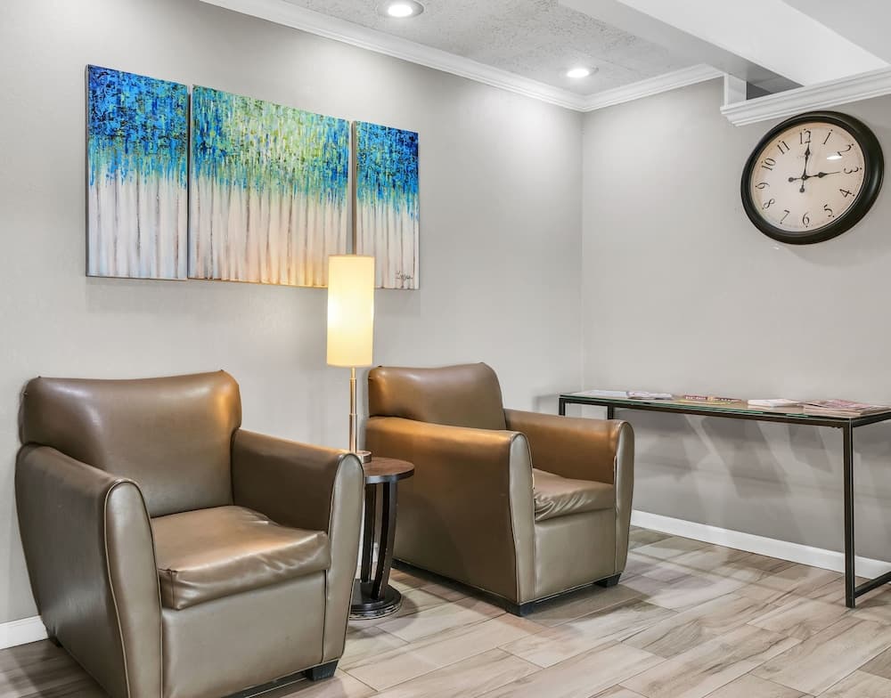 Eastlake Suites Hotel & Conference Center By OYO Urbana