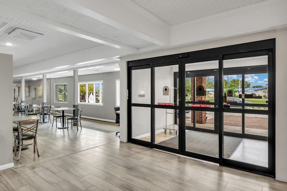 Eastlake Suites Hotel & Conference Center By OYO Urbana