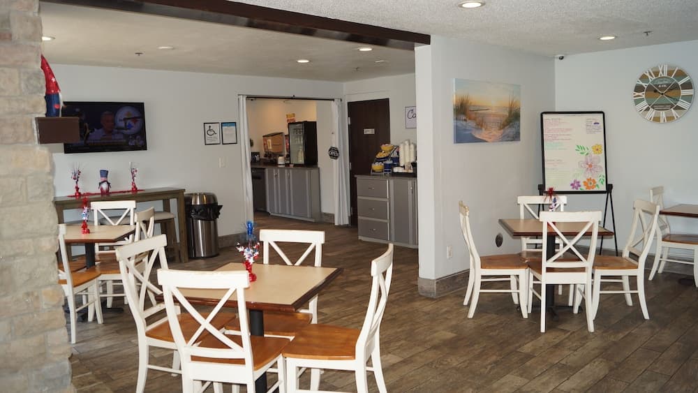 Days Inn & Suites by Wyndham Traverse City