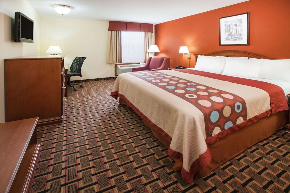 Super 8 by Wyndham White Hall