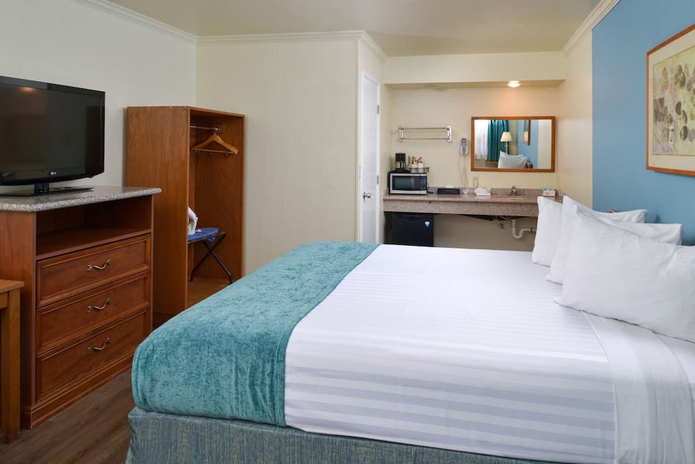 Edgewater Inn And Suites