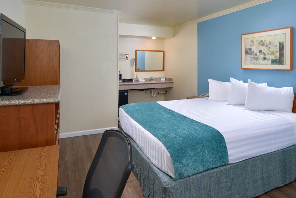 Edgewater Inn And Suites