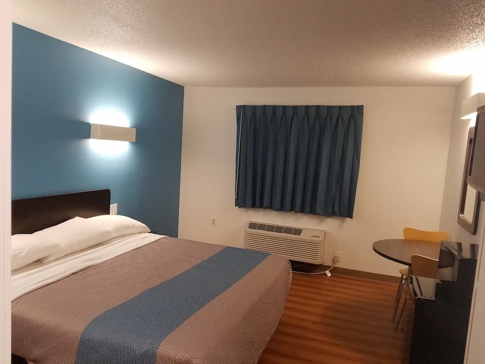 Motel 6 Indianapolis, IN - Southport