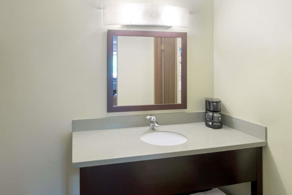 Super 8 by Wyndham White River Junction