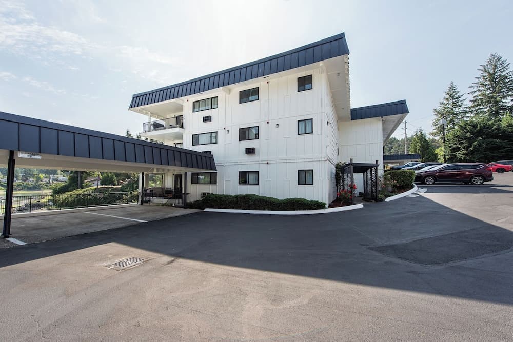 Oyster Bay Inn & Suites