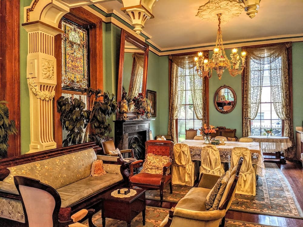 Parisian Courtyard Inn