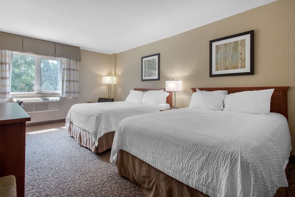 Clarion Hotel & Suites