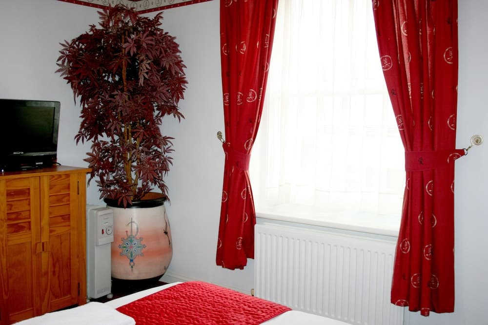 The Ilfracombe House Hotel - near Cliffs Pavilion