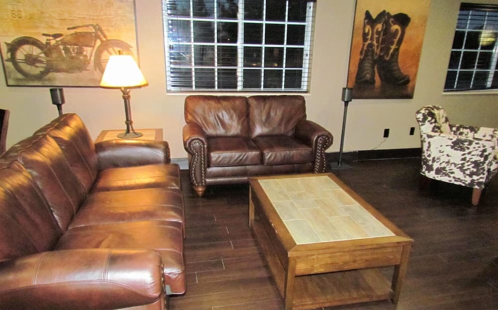 Oak Hill Inn & Suites