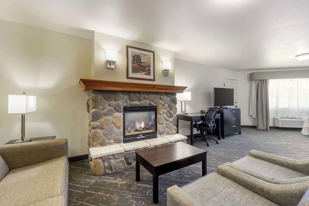 Best Western Plus Edmonds Harbor Inn