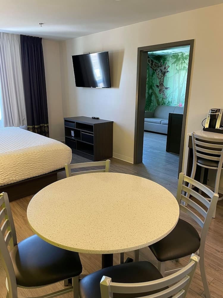 Super 8 by Wyndham Winnipeg East MB