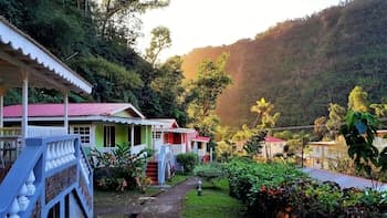 Chez Ophelia Cottage Apartments