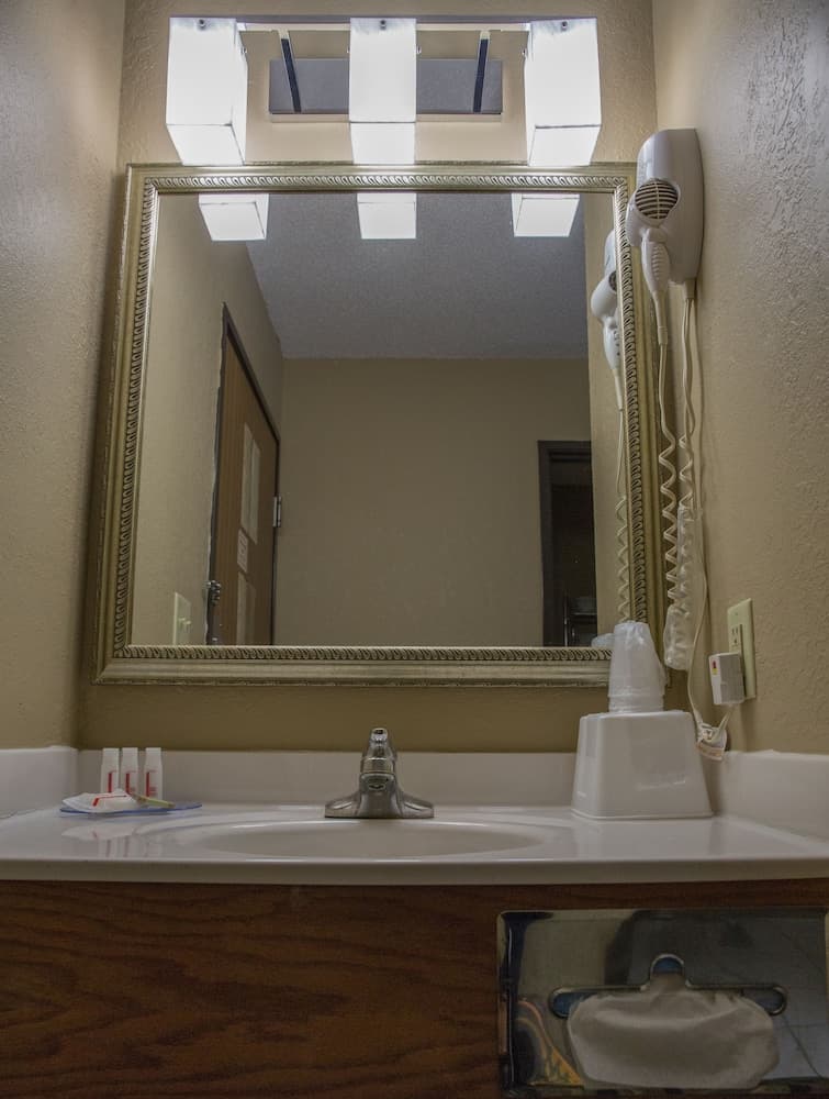 Econo Lodge Canton North