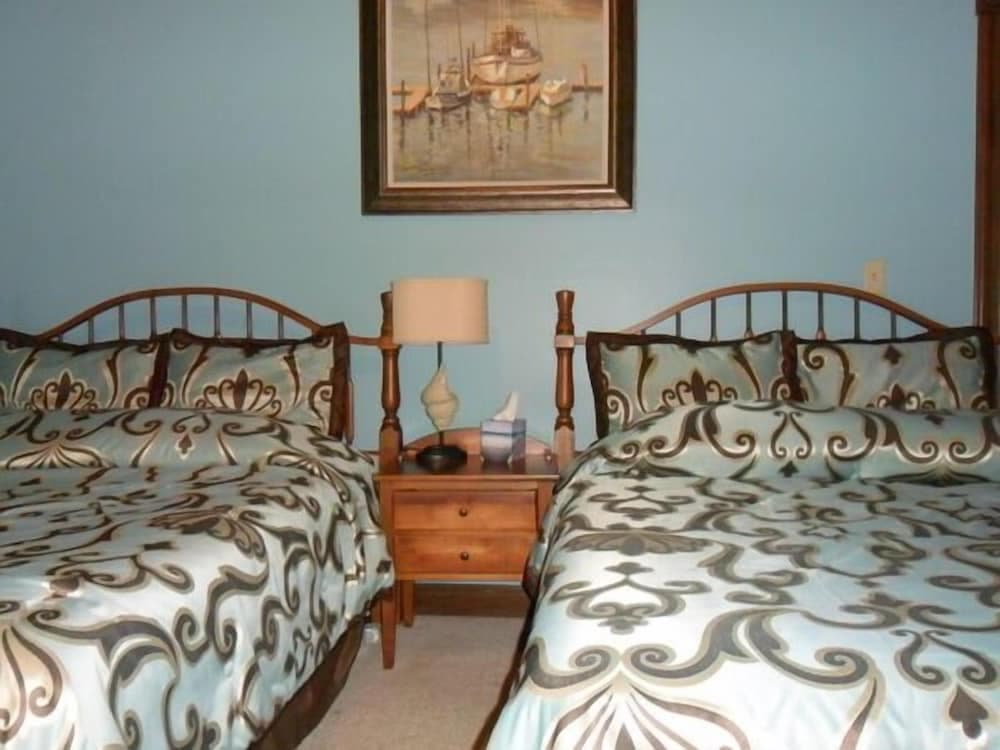 Spruce Hill Inn and Cottages