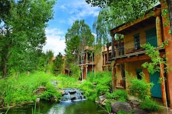 El Monte Sagrado Living Resort & Spa